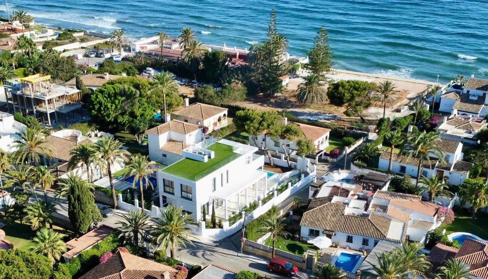 Villa de lujo de 6 dormitorios en suites con vistas al mar. Marbesa, Marbella.