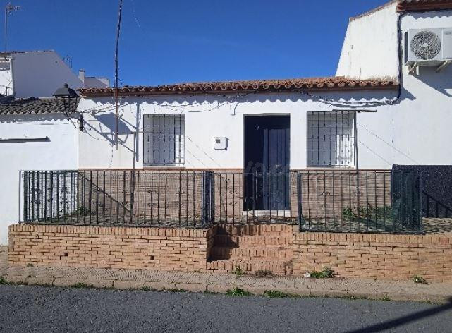 SE VENDE casa adosada OKUPA en C Don Rodrigo 14 de Calañas - foto 3