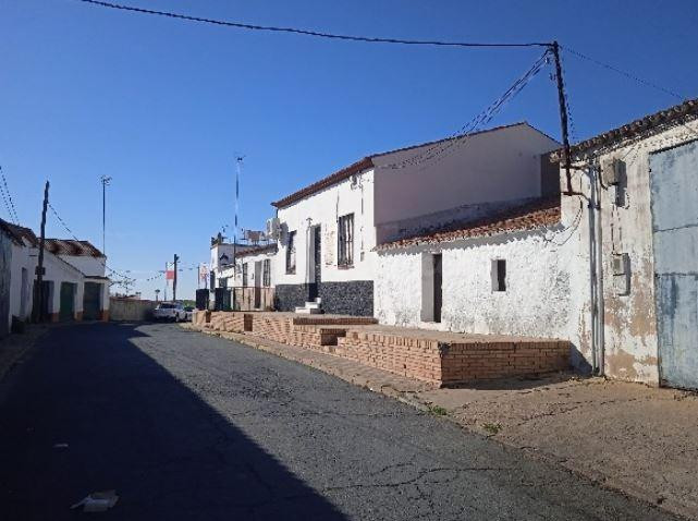 SE VENDE casa adosada OKUPA en C Don Rodrigo 14 de Calañas - foto 4