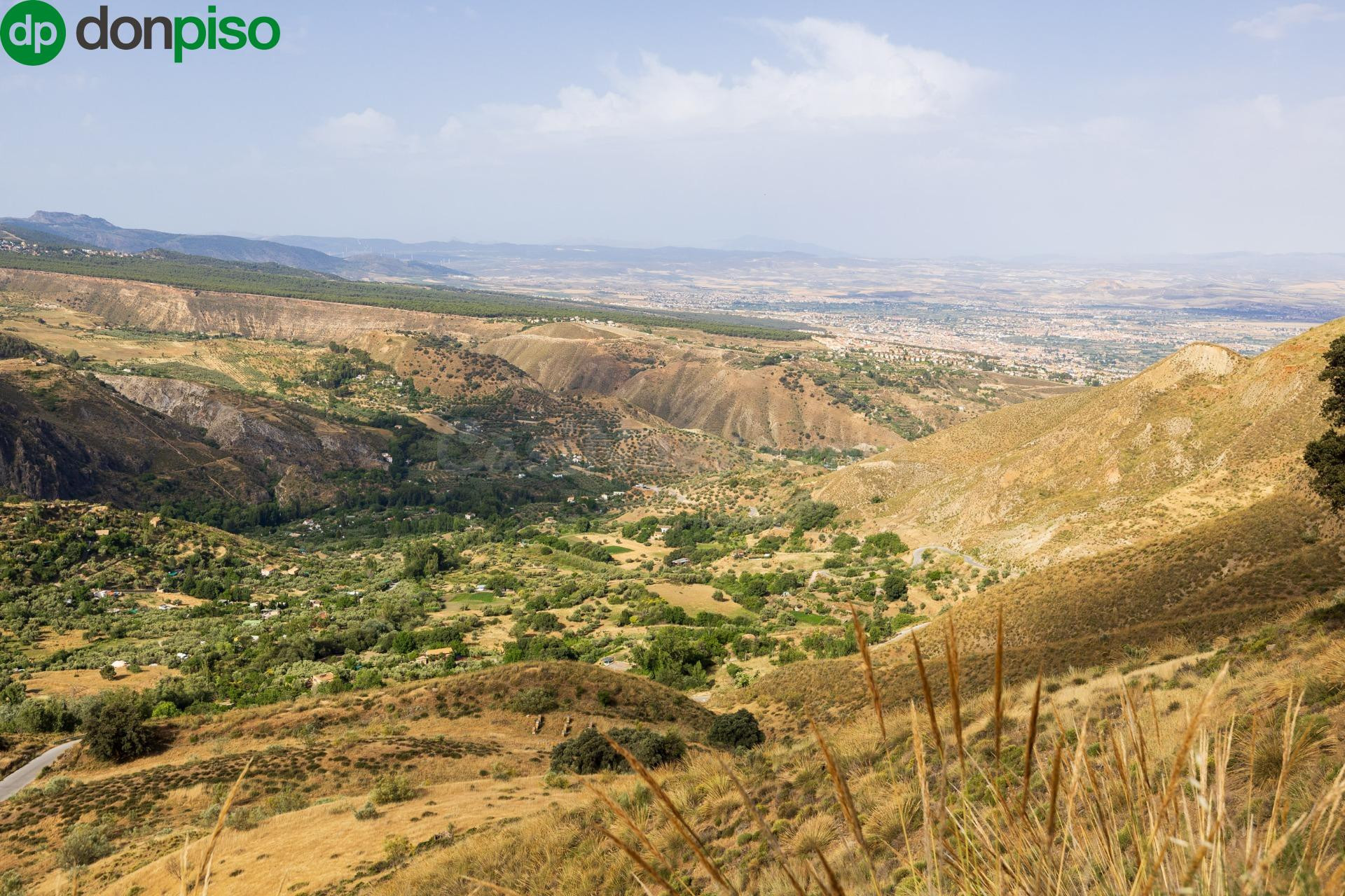 En Venta Maravilloso Paraje Natural, a medio camino entre Granada y Sierra Nevada, a veinte minutos en coche, desde cada una de ellas.