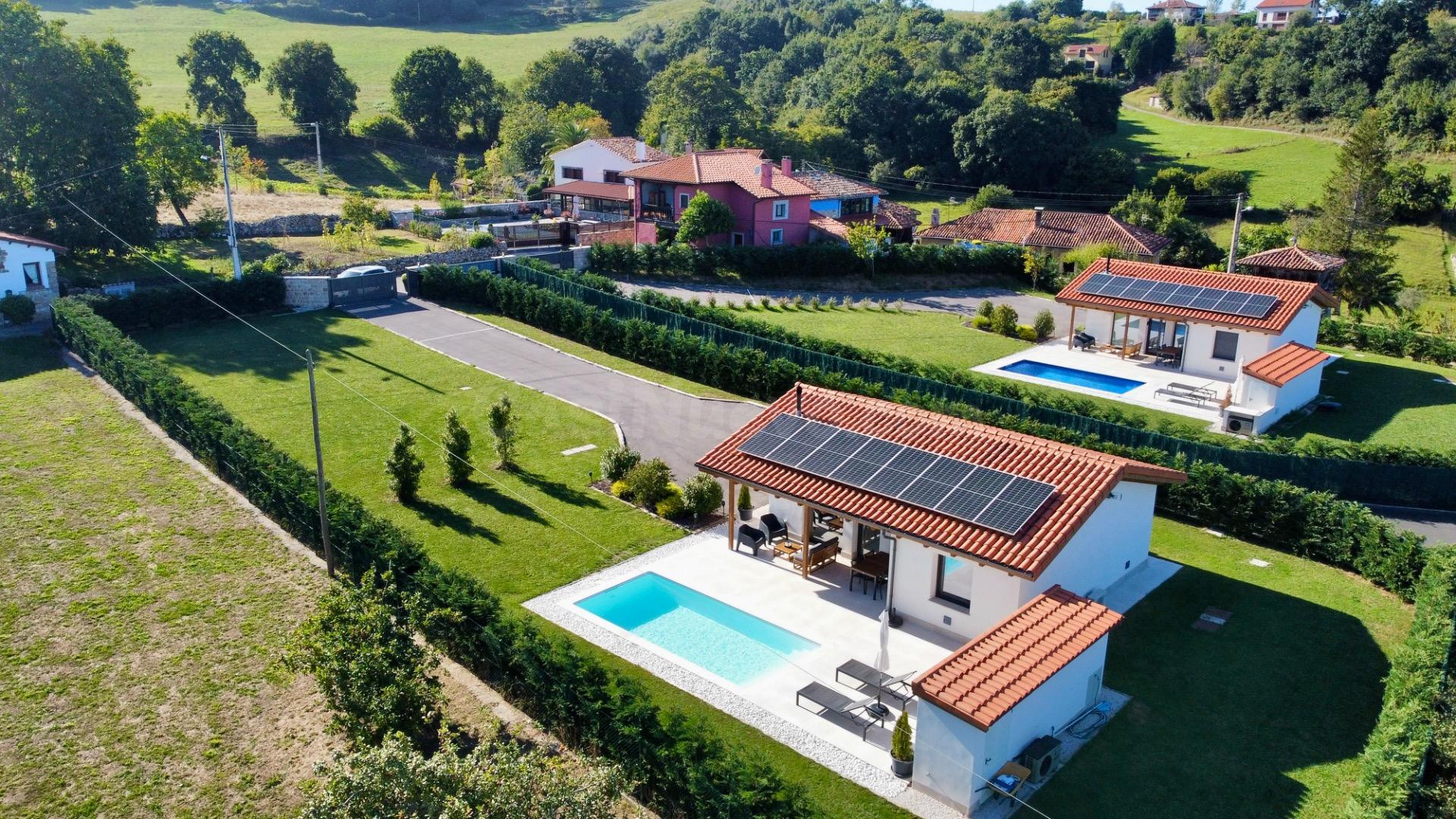 Vivienda independiente con piscina climatizada, parcela llana de casi 1.300 m2 y Vivienda Vacacional en Ribadesella