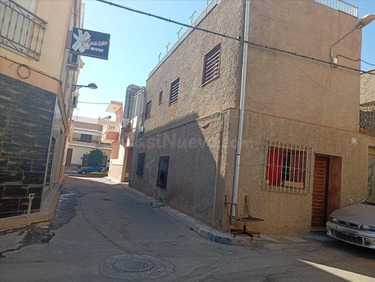 SE VENDE LOTE DE 5 PISOS + 2 TRASTEROS OKUPADOS en Calle SAN FERMIN, Adra (Almería)