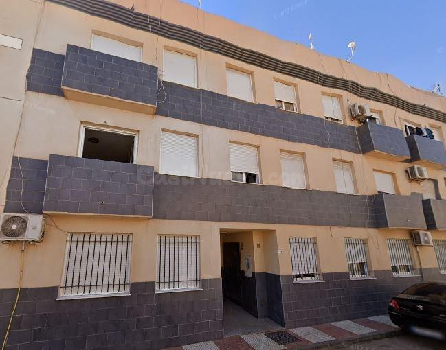 SE VENDE piso OKUPA en C Larache  23 de Roquetas de Mar
