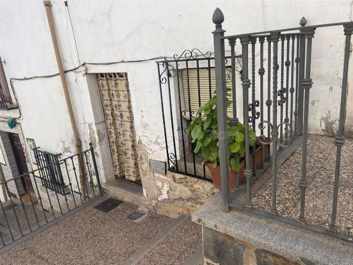 SE VENDE casa adosada OKUPA en C SAN ANTON  15 de Cuevas Baj - foto 2