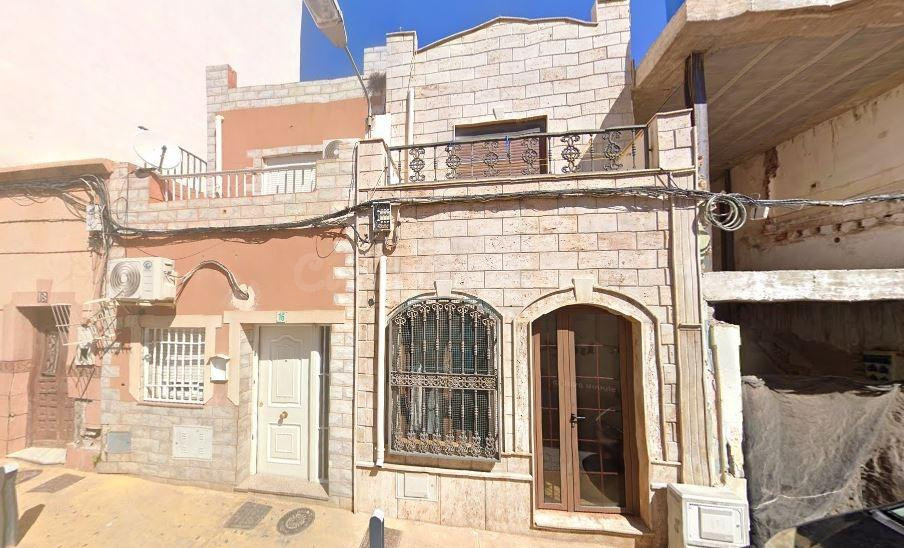 SE VENDE casa OKUPADA en C MARIPOSA 16 de Almería