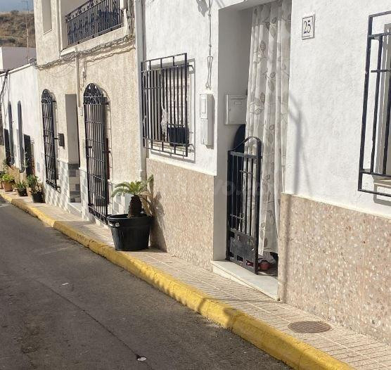SE VENDE casa adosada OKUPA en C NUEVA 25 de Turre