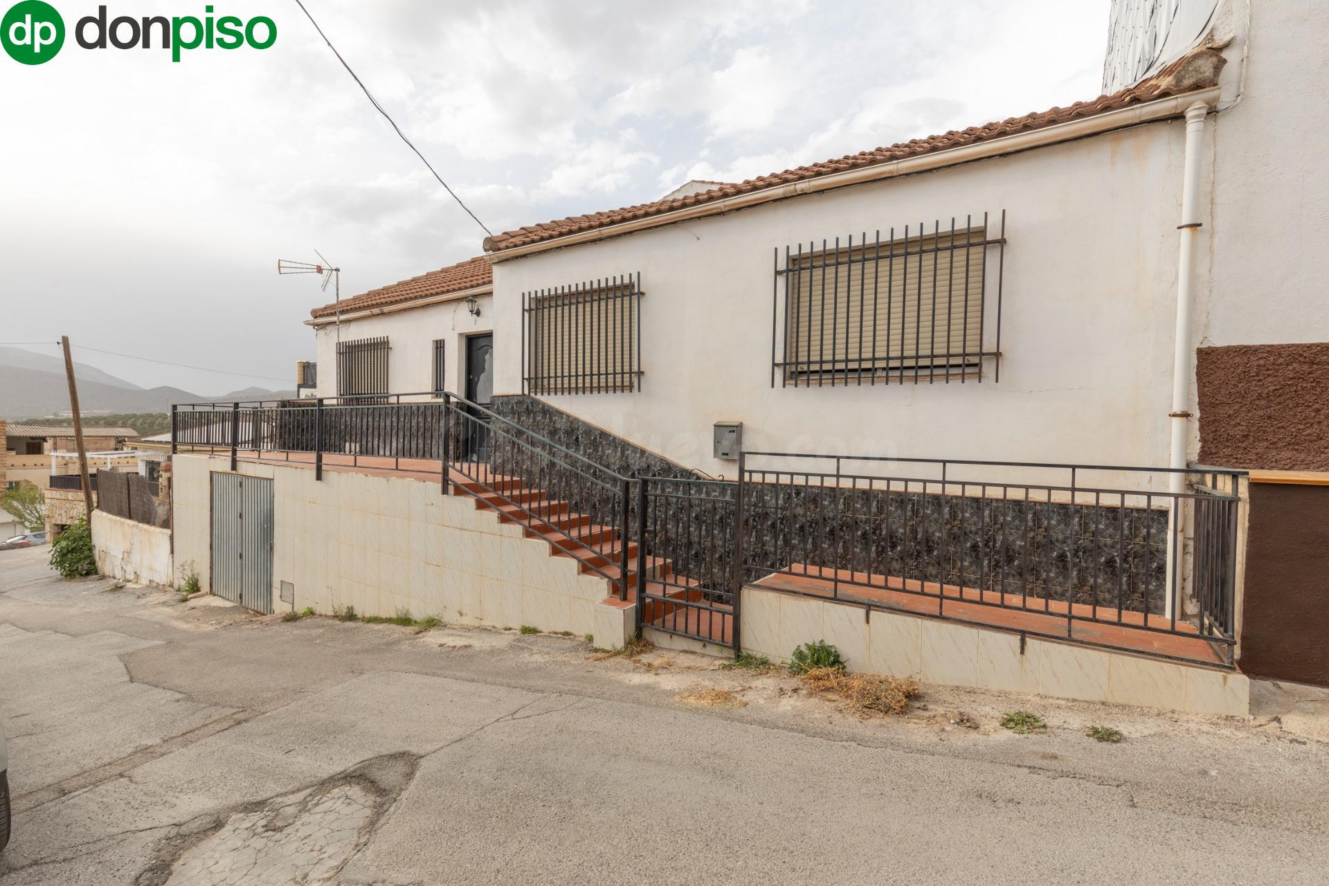 Título: Vivienda amplia con cochera y dos patios en zona céntrica de Iznalloz