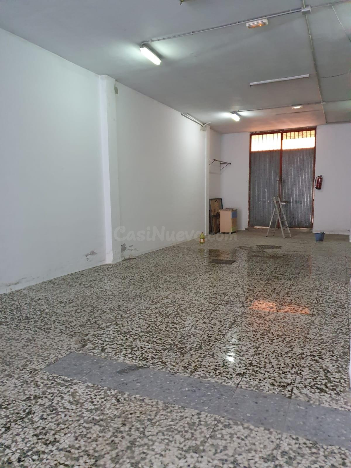 ¡Oportunidad única en Avenida Principal de Las Flores, Las Lagunas de Mijas!