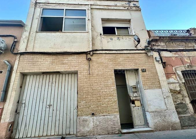 SE VENDE suelo urbano OKUPA en C CORBETA 14 de Almería