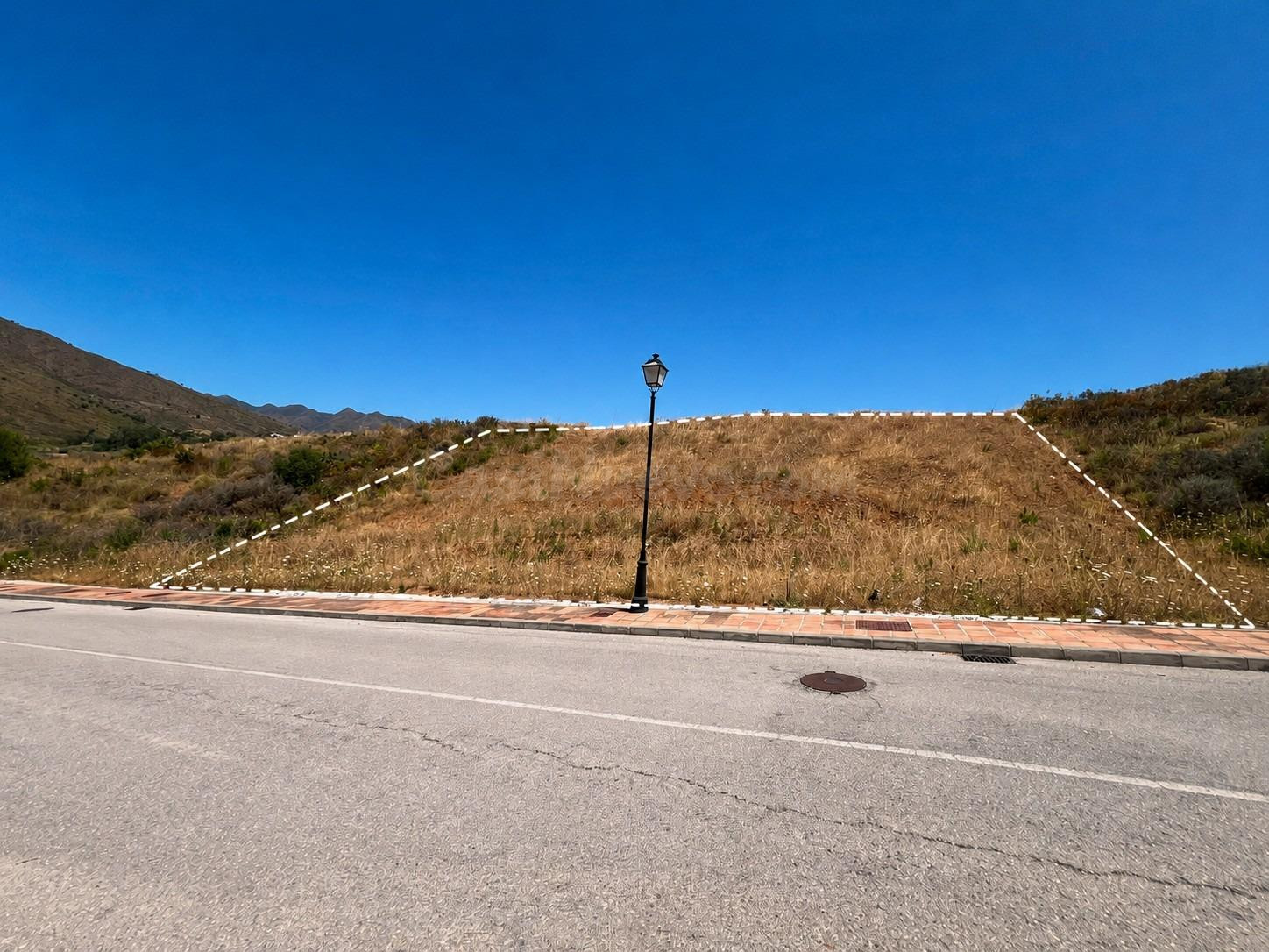 PARCELA URBANA EDIFICABLE EN PRIMERA LÍNEA DE CAMPO DE GOLF – MIJAS