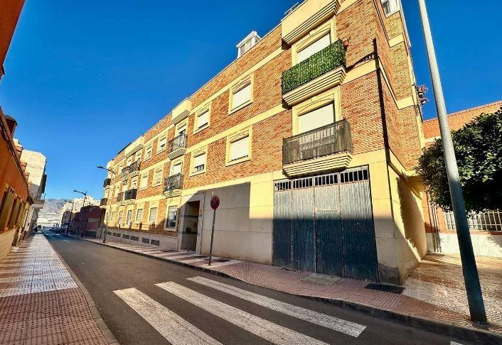 SE VENDE piso OKUPA en C LAS ARENAS  4 de Roquetas de Mar