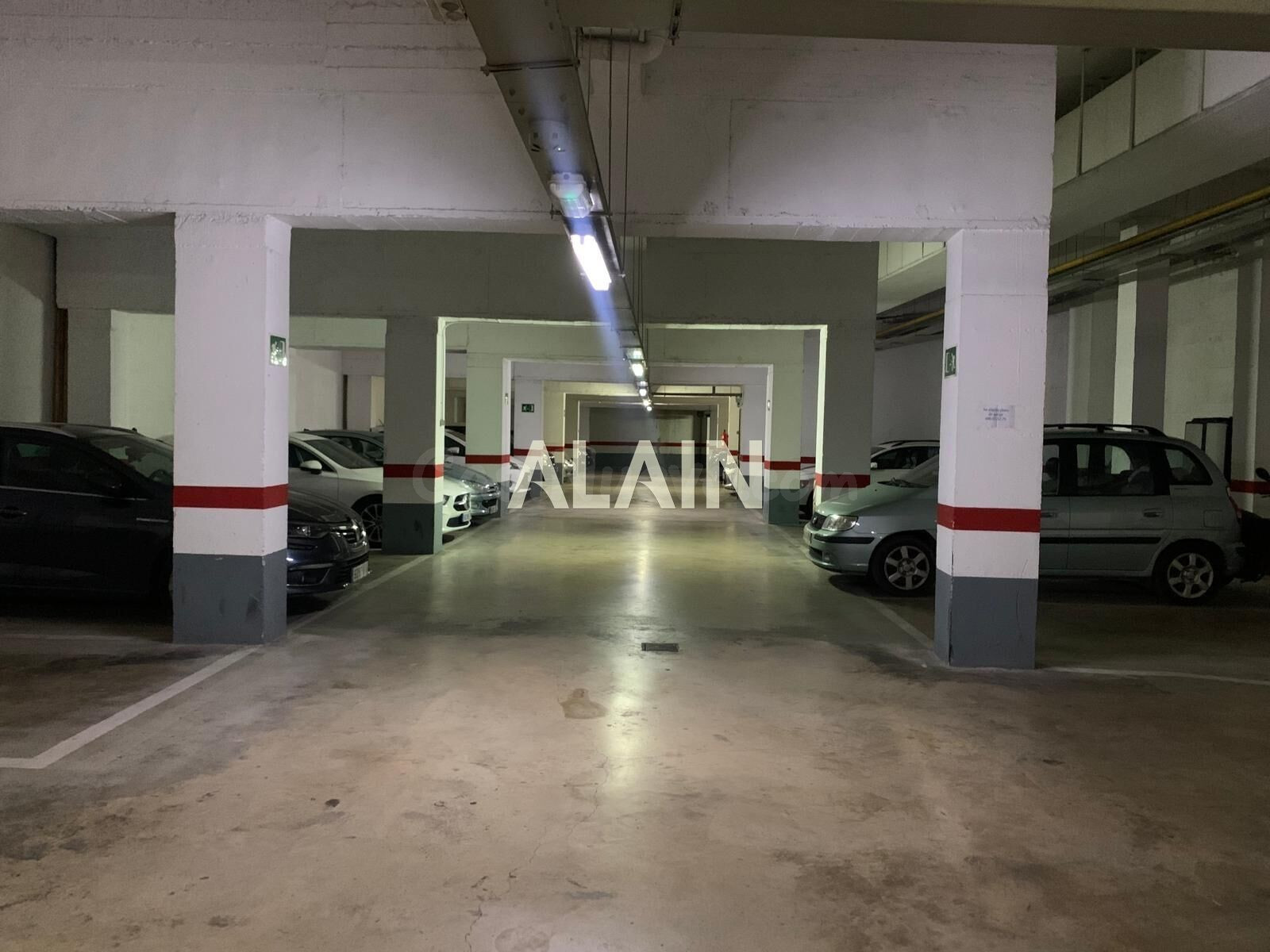 SE VENDE GARAE Y TRASTERO EN CIUTAT VELLA.
