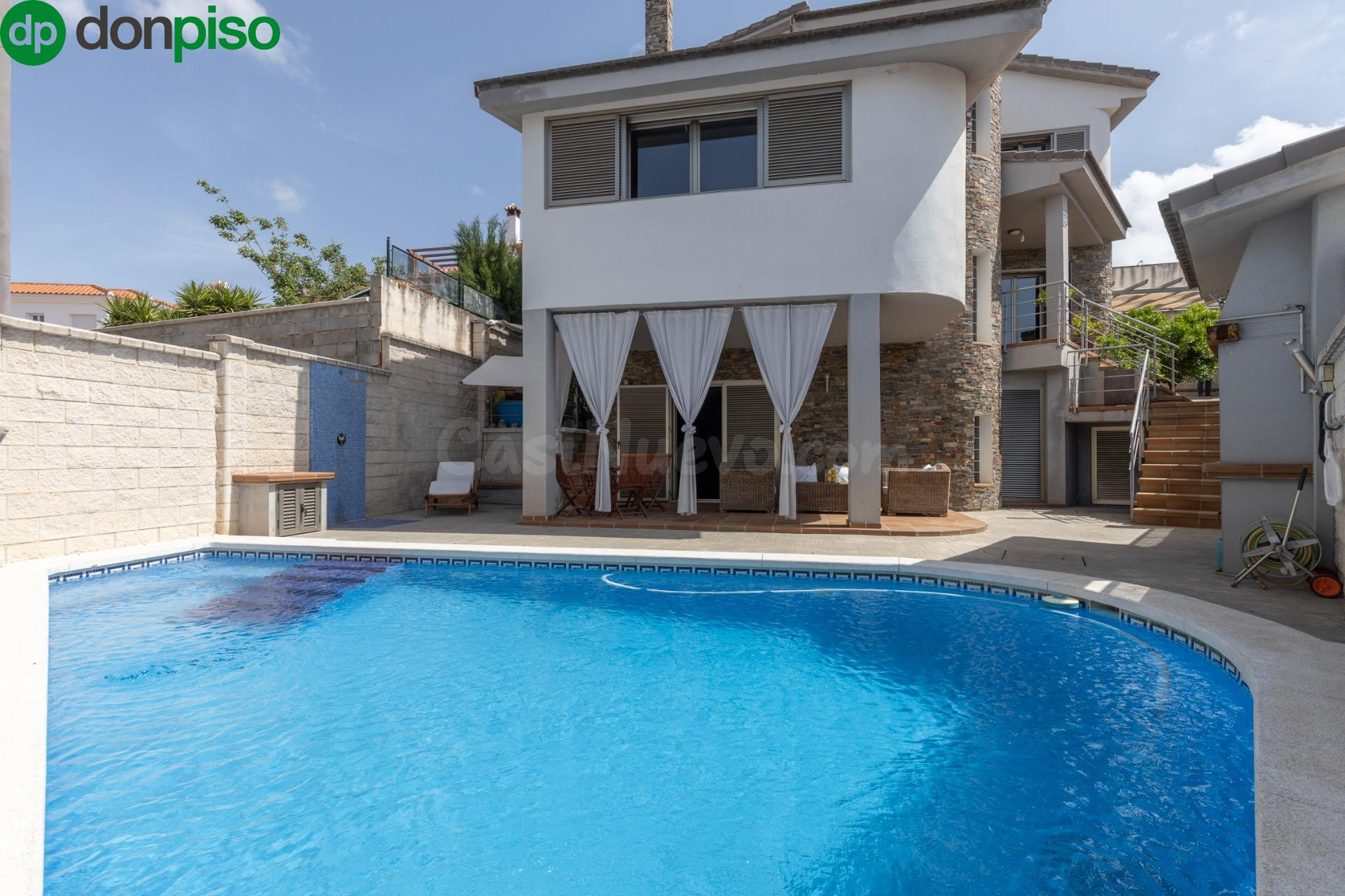 ¡ESPECTACULAR CHALET INDEPENDIENTE MODERNO CON PISCINA PRIVADA!