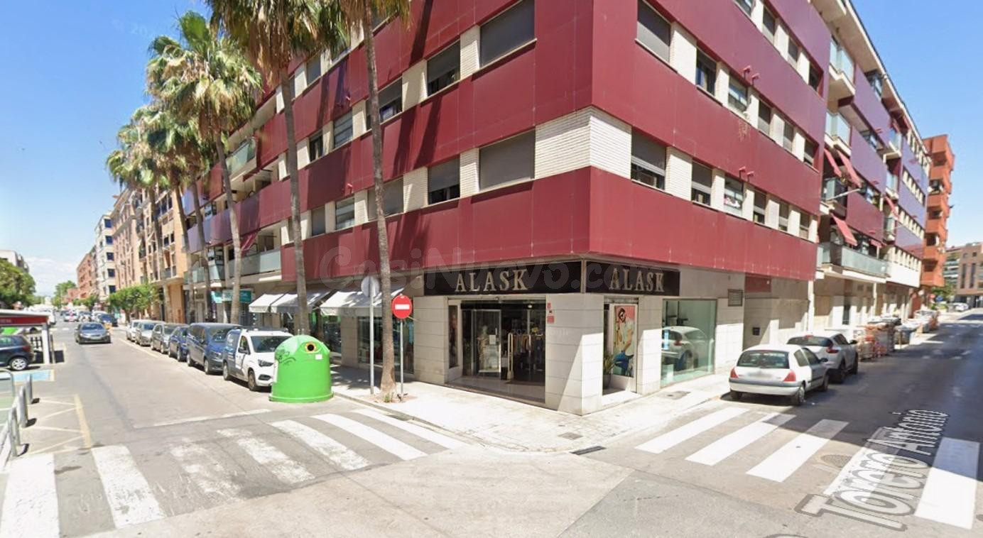 Local esquinero en la calle más comercial de Catarroja