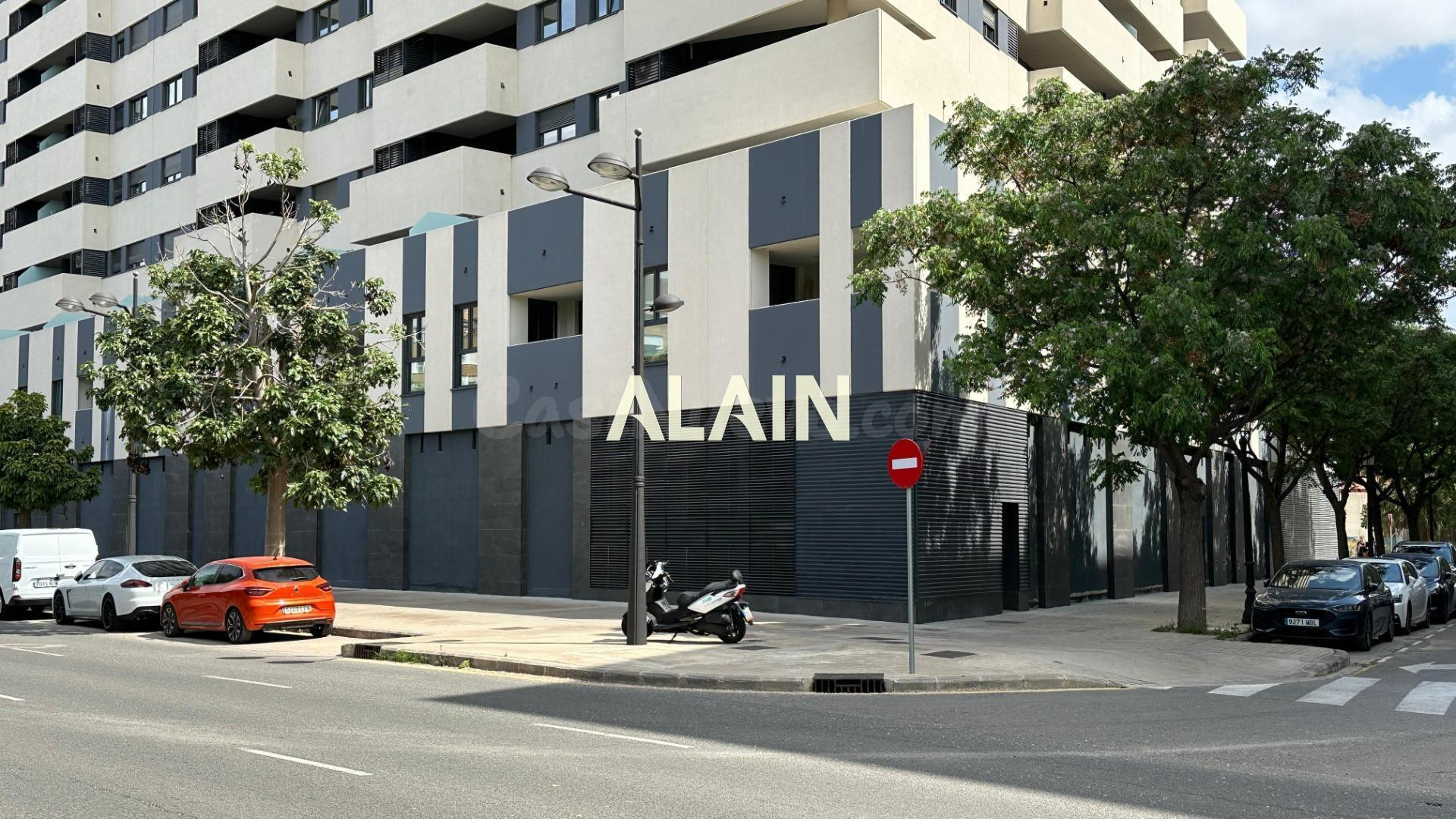 Local comercial de 800 m2 con 70 metros de fachada en esquina – Valencia