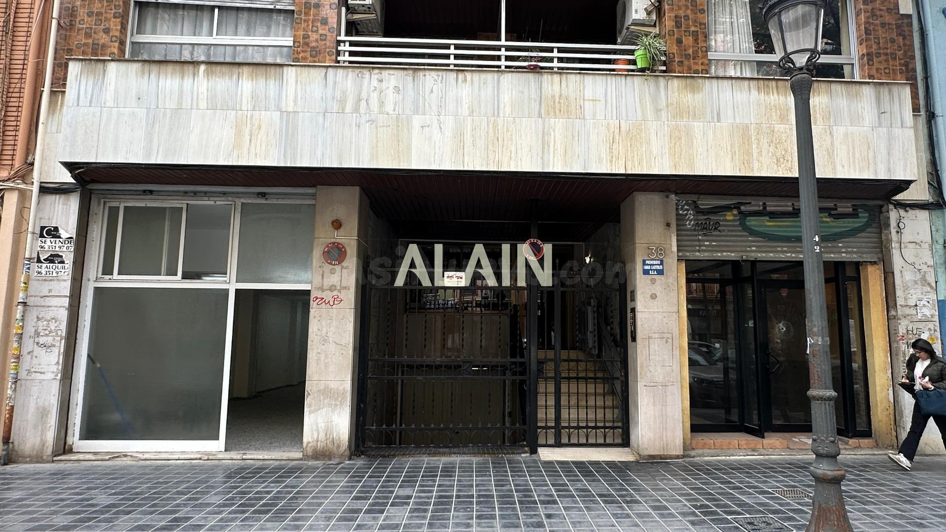 Locales comerciales con terraza en Juan Llorens | Posibilidad de gran superficie