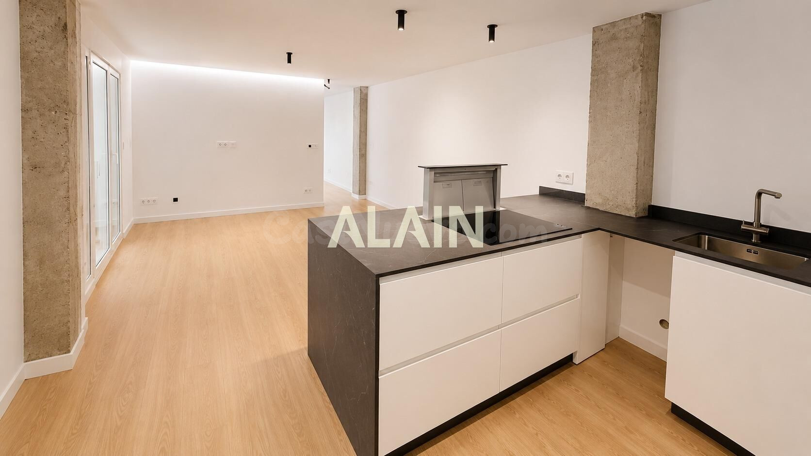 PISO EN VENTA CON DOS GARAJES EN EL ENSANCHE - VALENCIA. REF