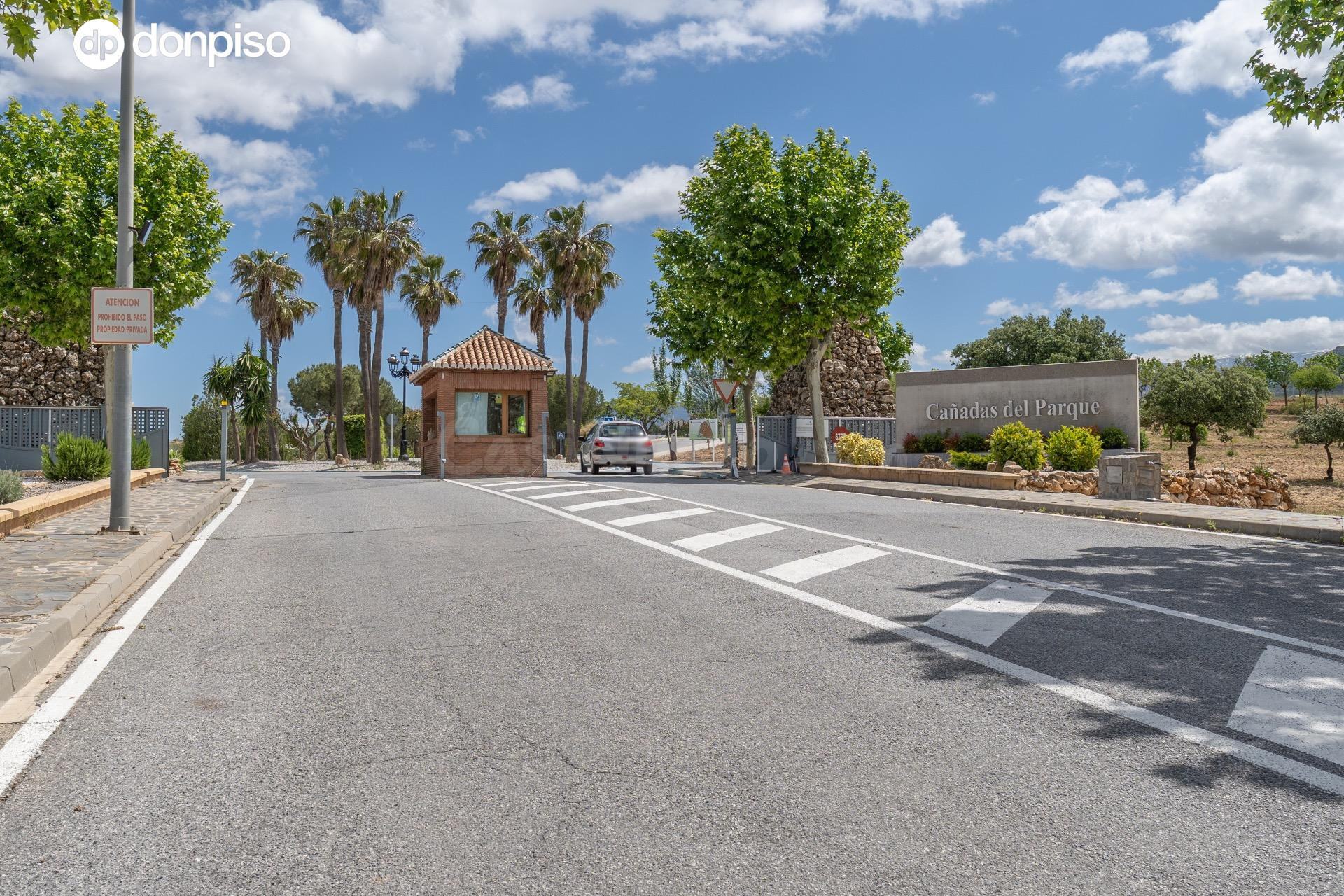 Oportunidad Única: Parcela en la Exclusiva Urbanización Cañadas del Parque - Dílar