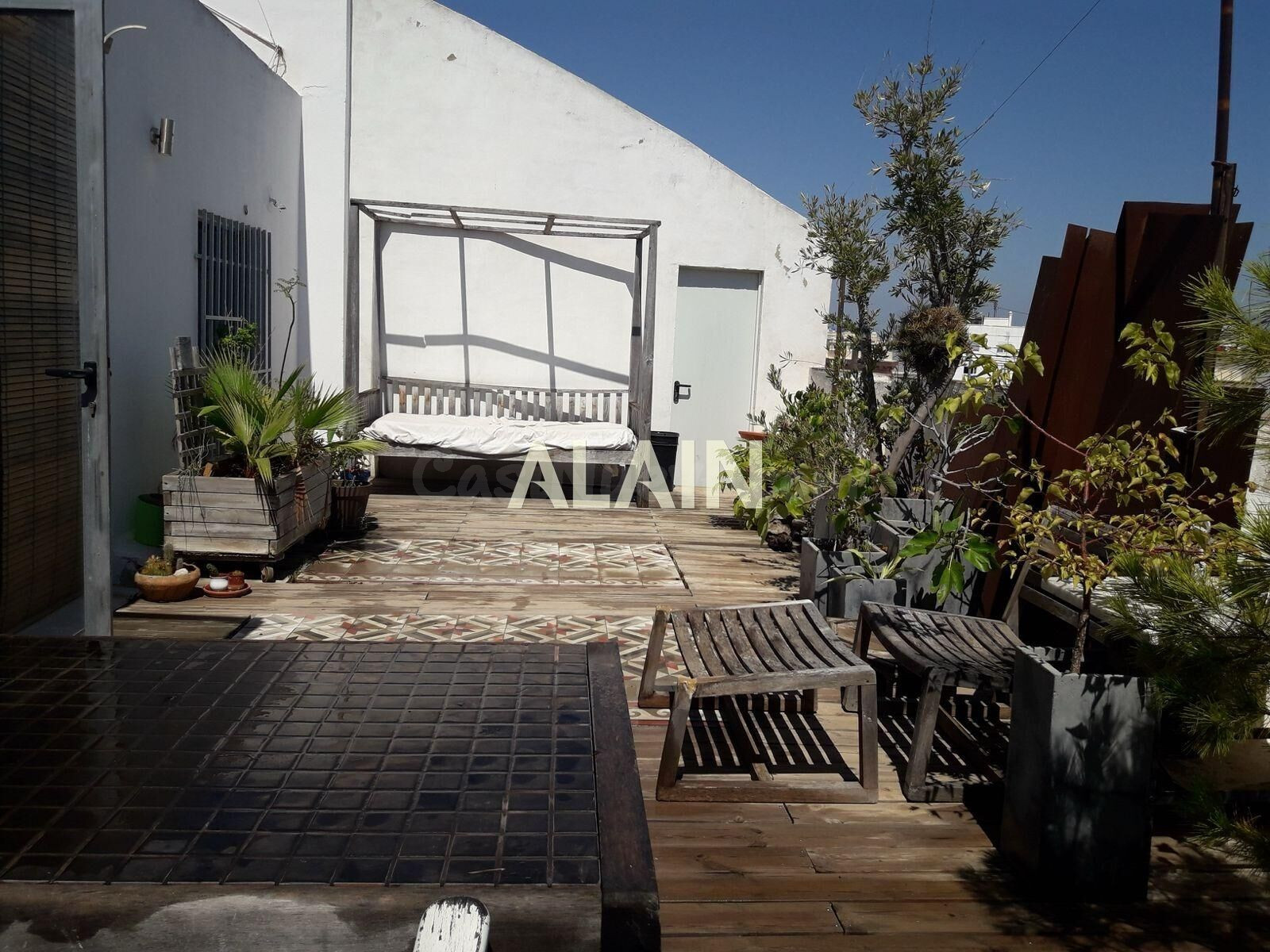ATICO EN EL BARRIO DE RUZAFA CON SALIDA A TERRAZA DE 30 METROS - PISO EXTERIOR. VALENCIA.