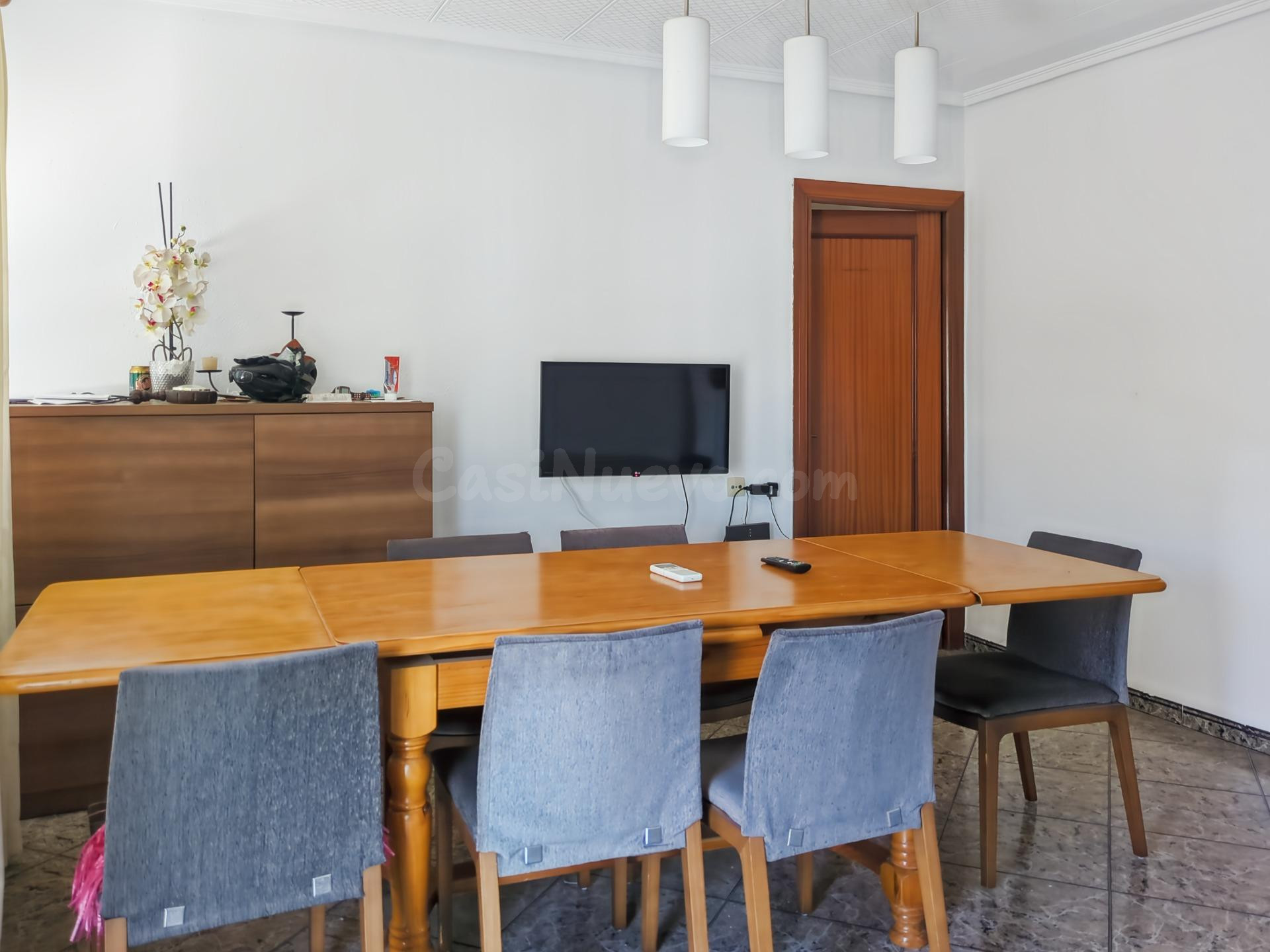Casa independiente con nave industrial y parcela