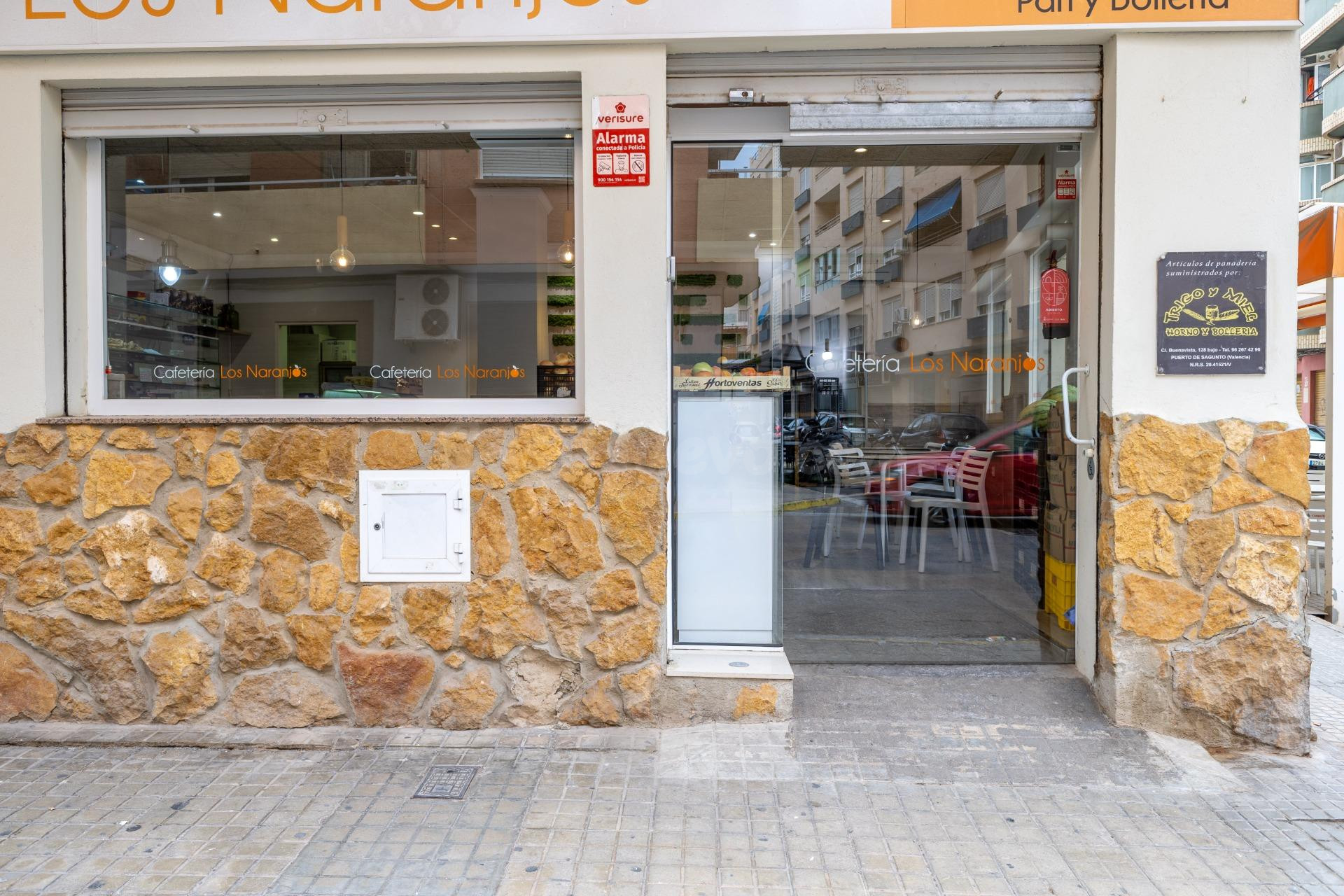 VENTA  DE CAFETERÍA Y FRUTERÍA EN PLENO FUNCIONAMIENTO