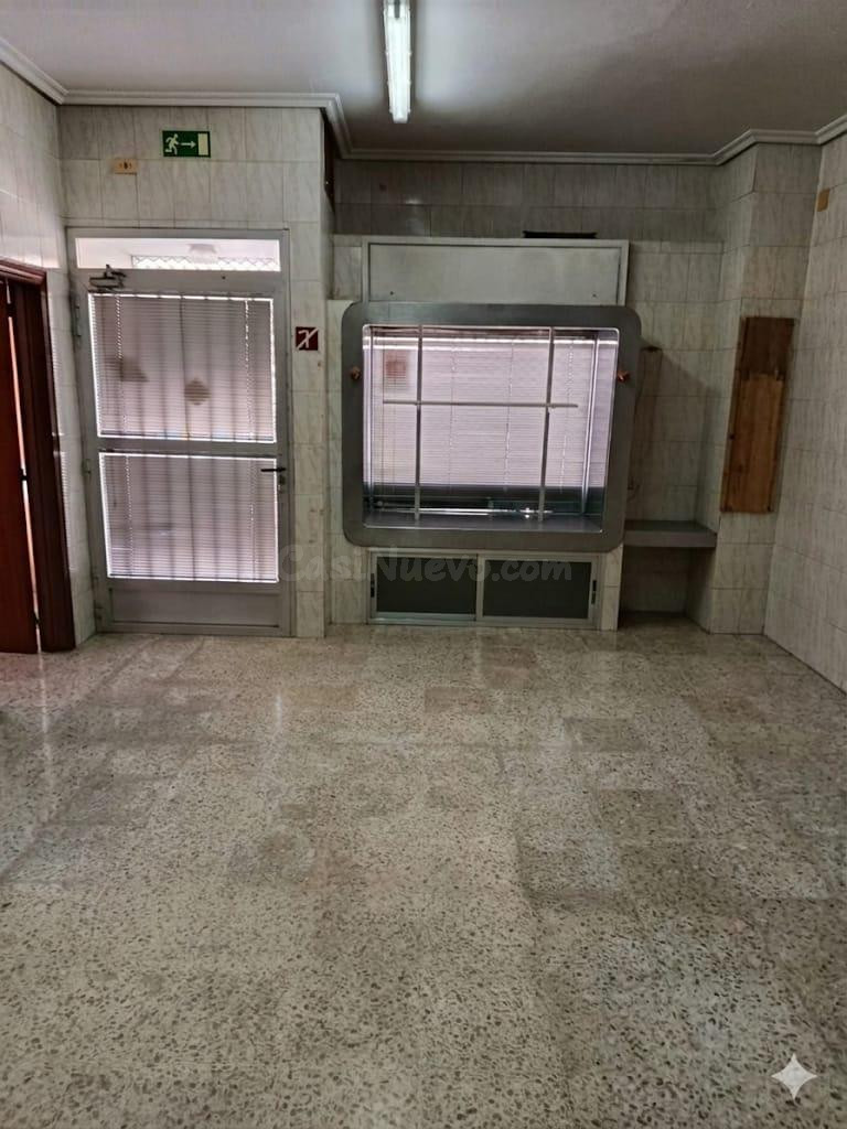 Local comercial y vivienda unifamiliar independiente