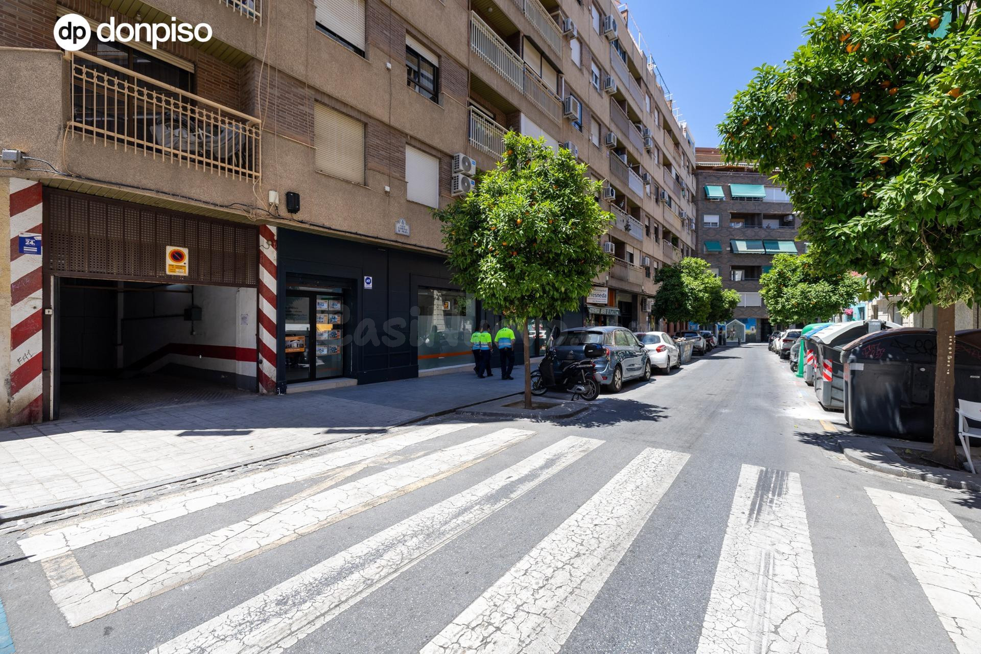 MAGNÍFICA COCHERA JUNTO PLAZA DE GRACIA.