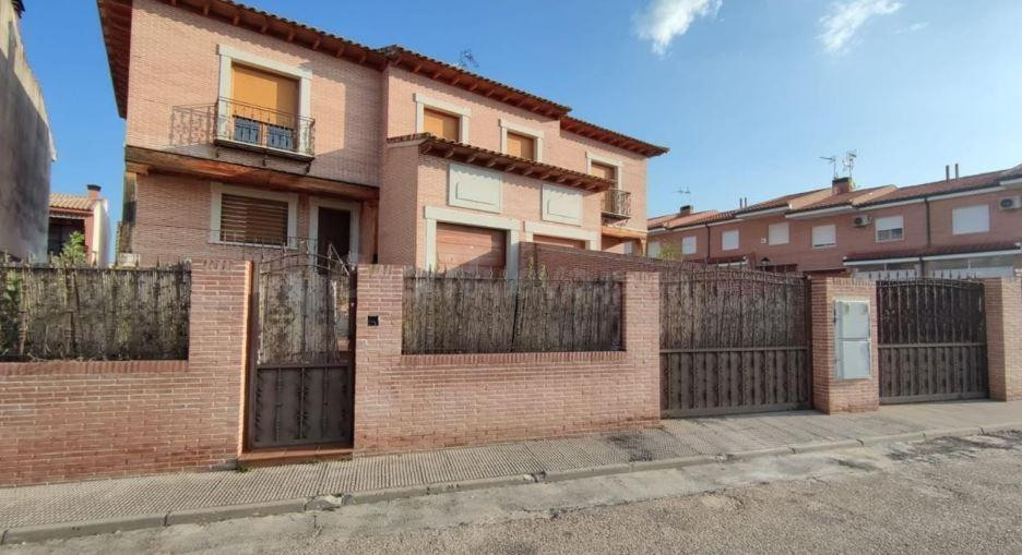 SE VENDE casa adosada OKUPA en AV CASTILLA LA MANCHA 21, HOR - foto 3