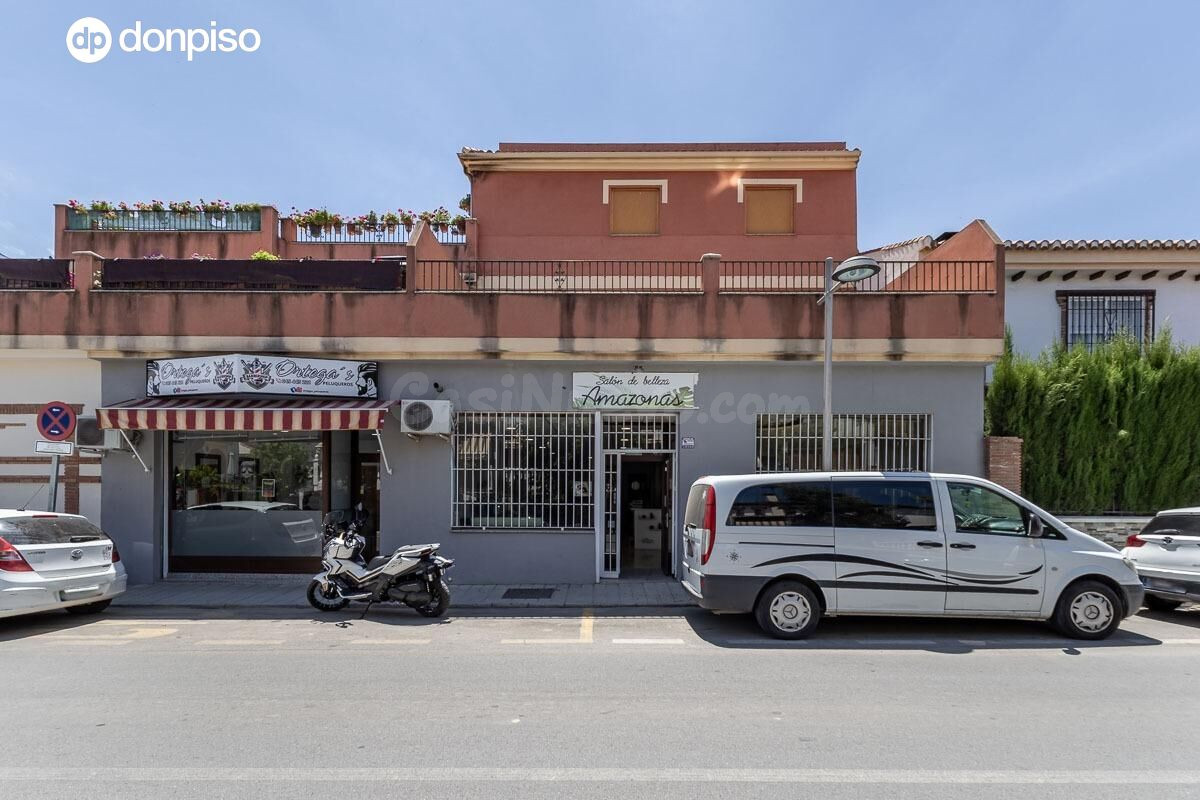 En venta dos locales independientes unidos en la actualidad. 75.000+60.000