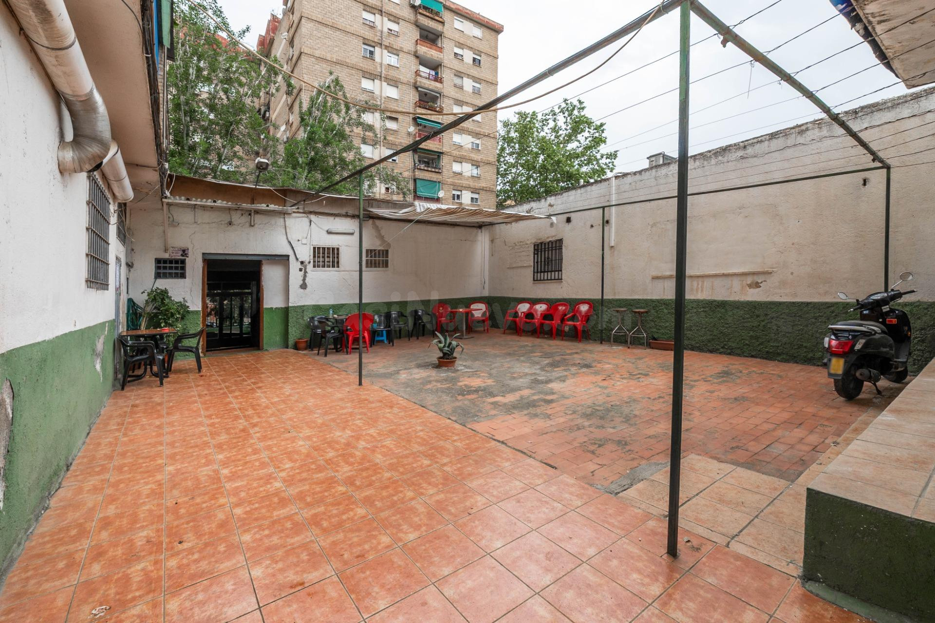 AMPLIO LOCAL CON TERRAZA Y MULTIPLES POSIBILIDADES!!!!!!!!!!