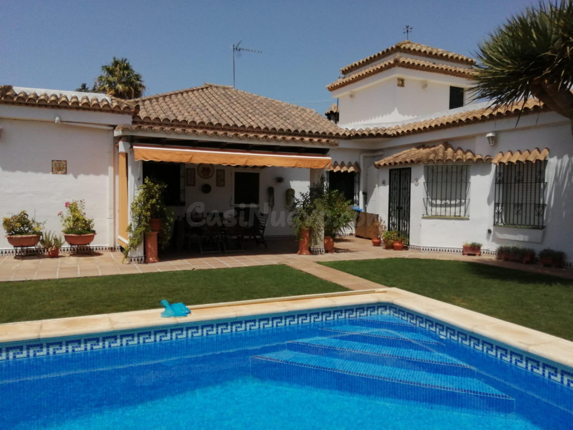 Chalet con 6 dormitorios y piscina en el Almendral