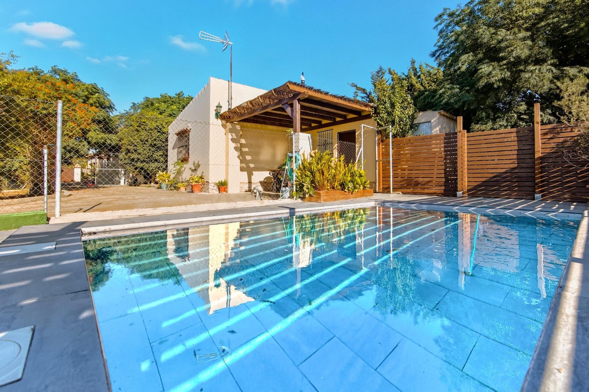 Chalet y apartamento con 8.320 m2 de parcela en el Pago del Humo