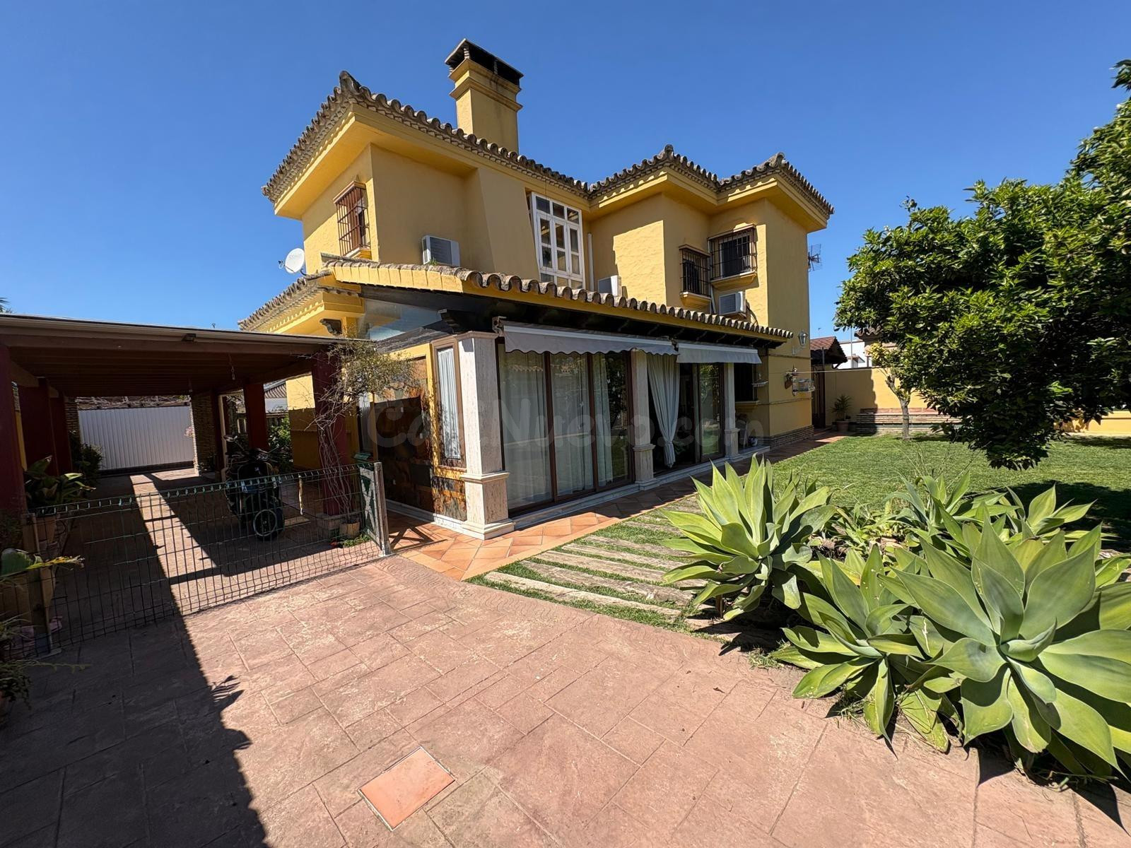 Chalet de 4 dormitorios y  apartamento en Carboneros