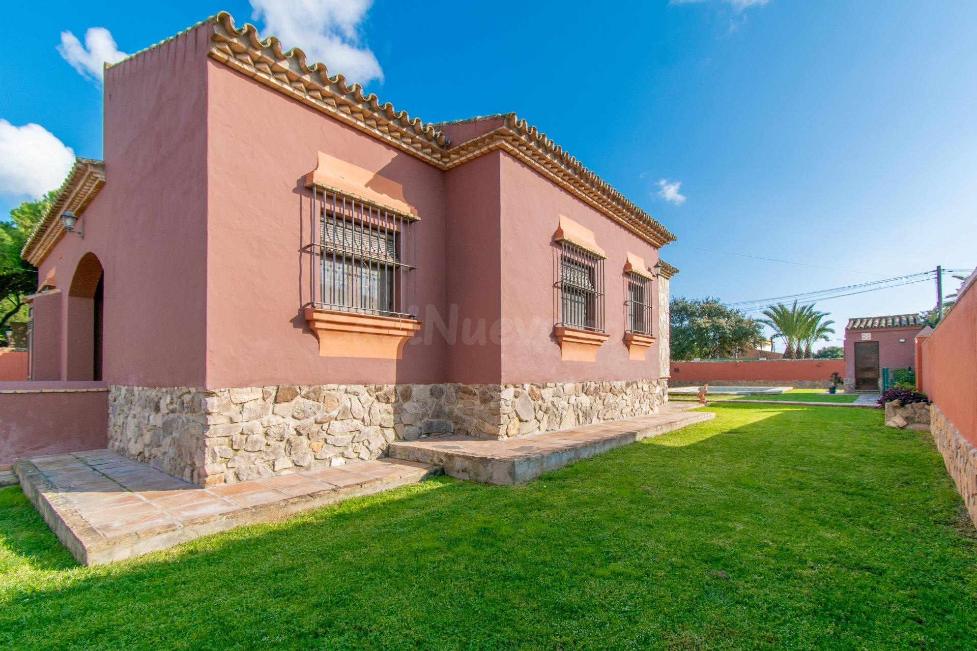 Chalet de 5 dormitorios y piscina en la Rana Verde