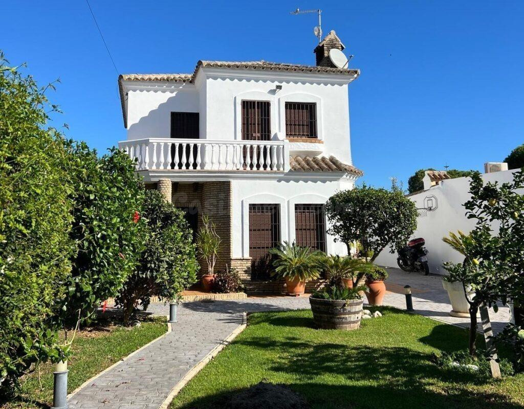Chalet con piscina a 900 metros de la playa La Barrosa