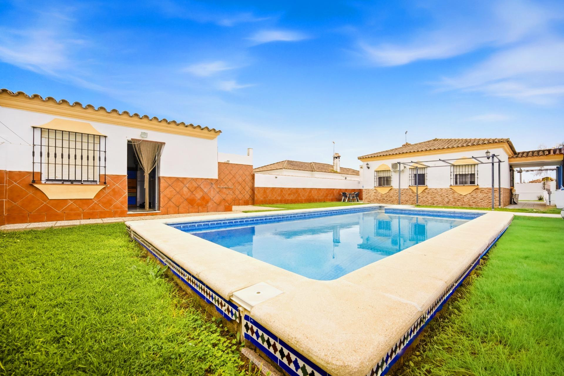 Chalet de 3 dormitorios y piscina en Los Gallos