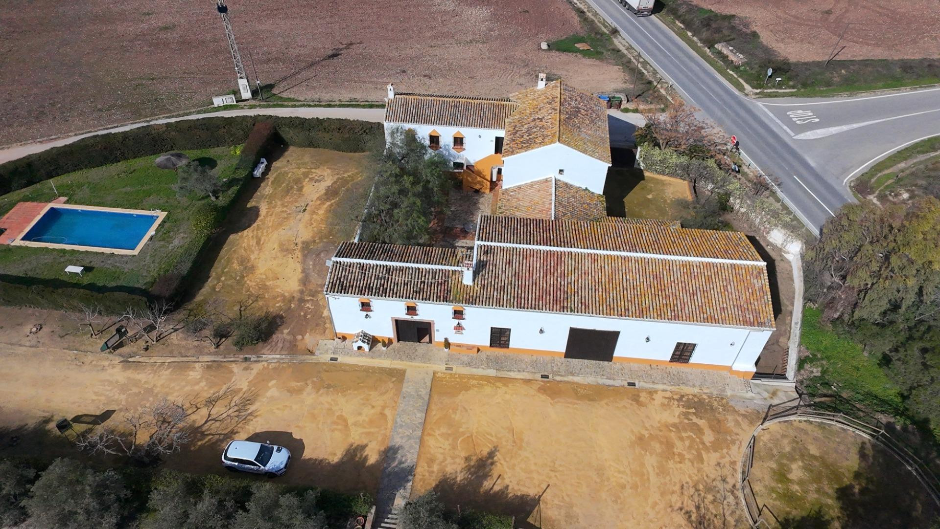 Cortijo con salones de celebraciones y hospedaje turístico