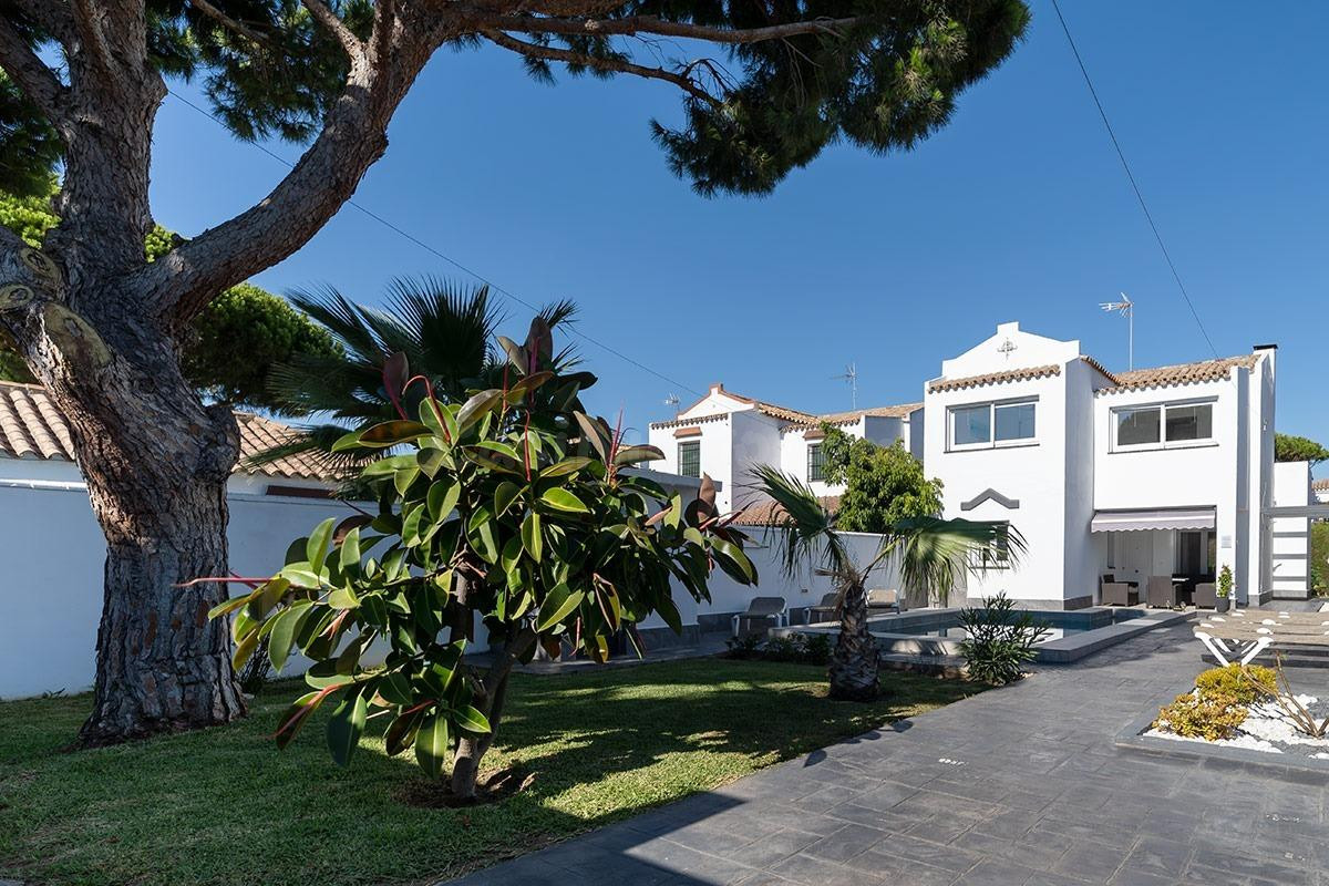 Chalet independiente con piscina completamente renovado