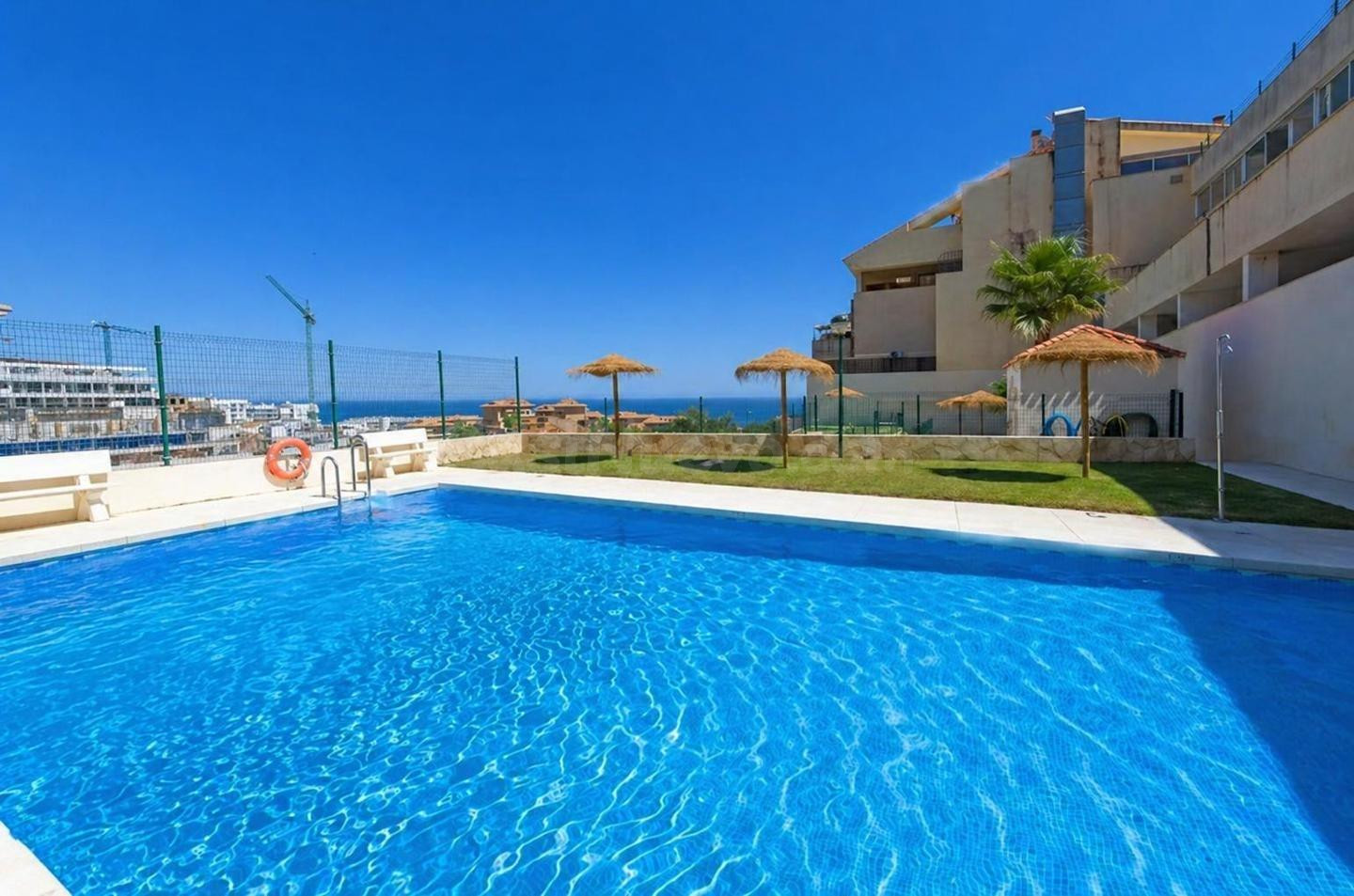 Dúplex con vistas al mar y gran potencial en Torreblanca, Fuengirola