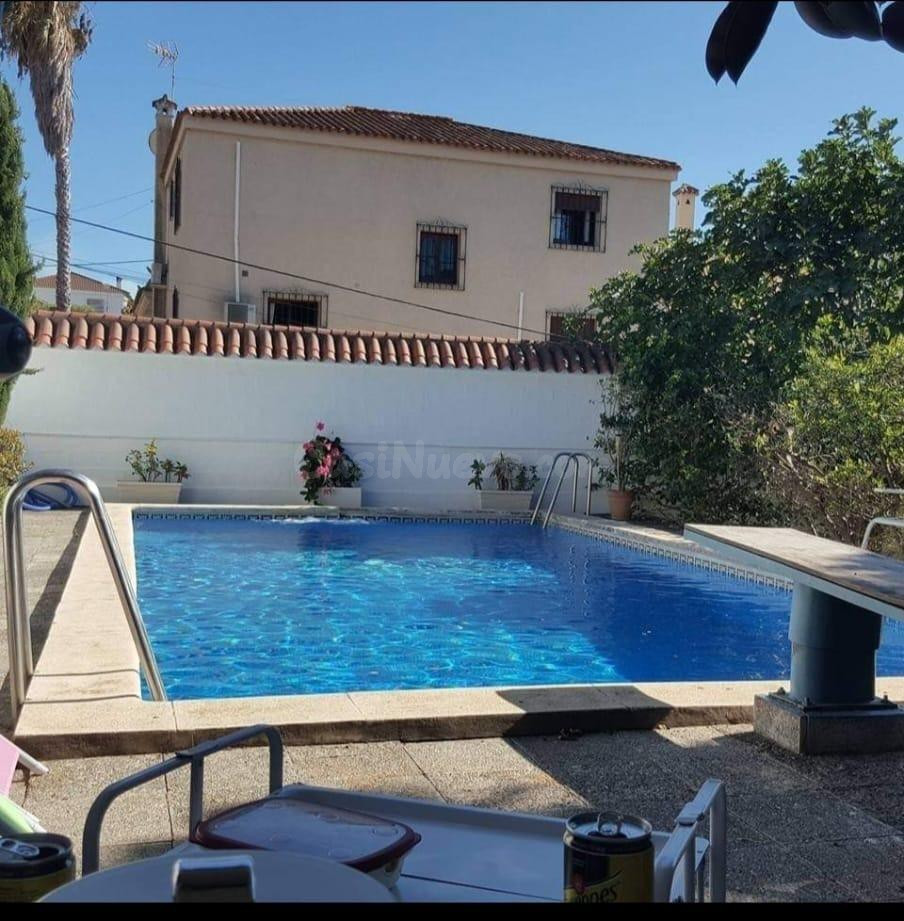 MAGNÍFICO CHALET CON PISCINA EN LA COLONIA SAN MIGUEL