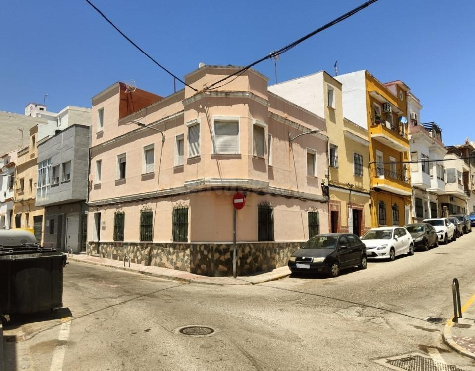 MAGNÍFICA CASA EN ESQUINA EN SALESIANOS
