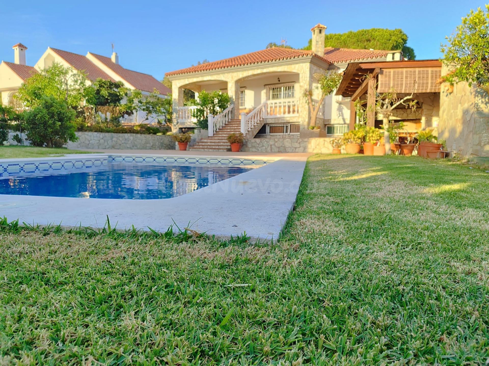 ESPECTACULAR CHALET EN LA COLONIA SAN MIGUEL CON PISCINA Y AMPLIAS ZONAS DE JARDÍN