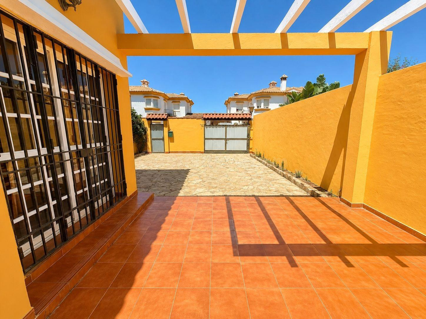 FANTÁSTICO ADOSADO EN RINCONCILLO CON GRAN PATIO