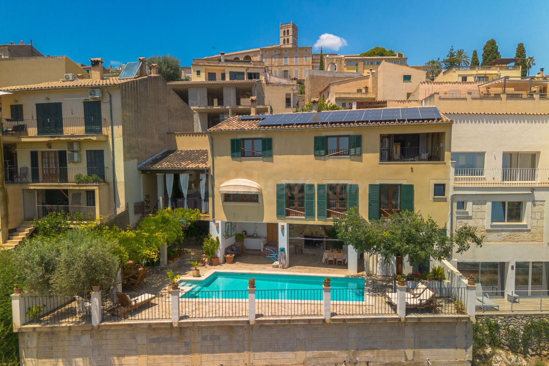 PRECIOSO CHALET DE ESTILO MEDITERRANEO EN EL PUEBLO DE SELVA CON PISCINA PROPIA Y ESPECTACULARES VISTAS.
