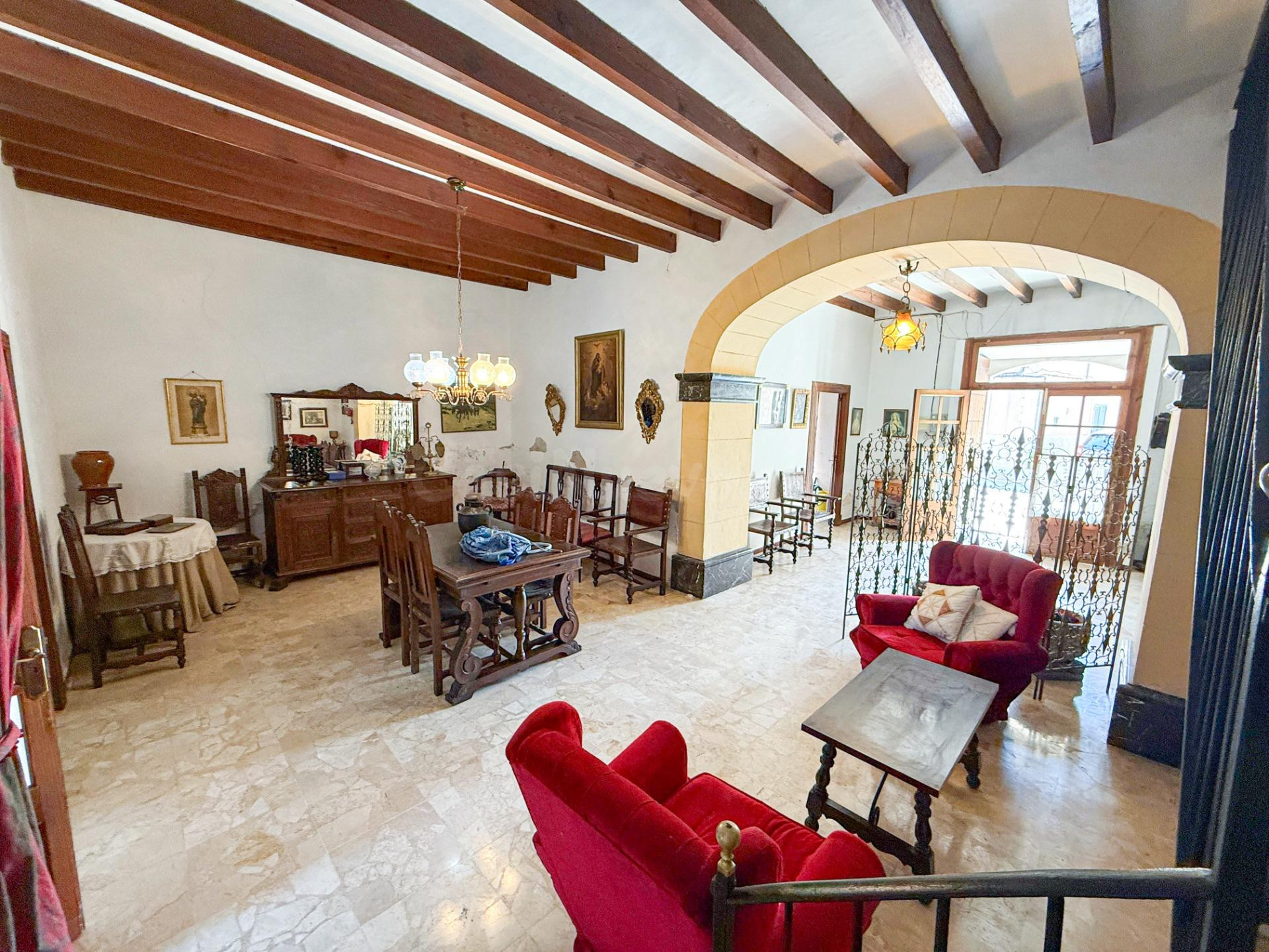 SEÑORIAL CASA EN EL PUEBLO DE CONSELL CON JARDÍN PRIVADO