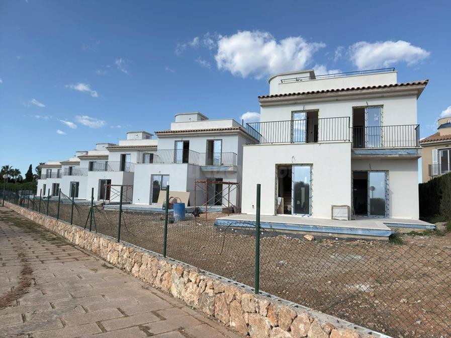 MODERNO ADOSADO DE OBRA NUEVA CERCA DE LA PLAYA DE 'ES TRENC
