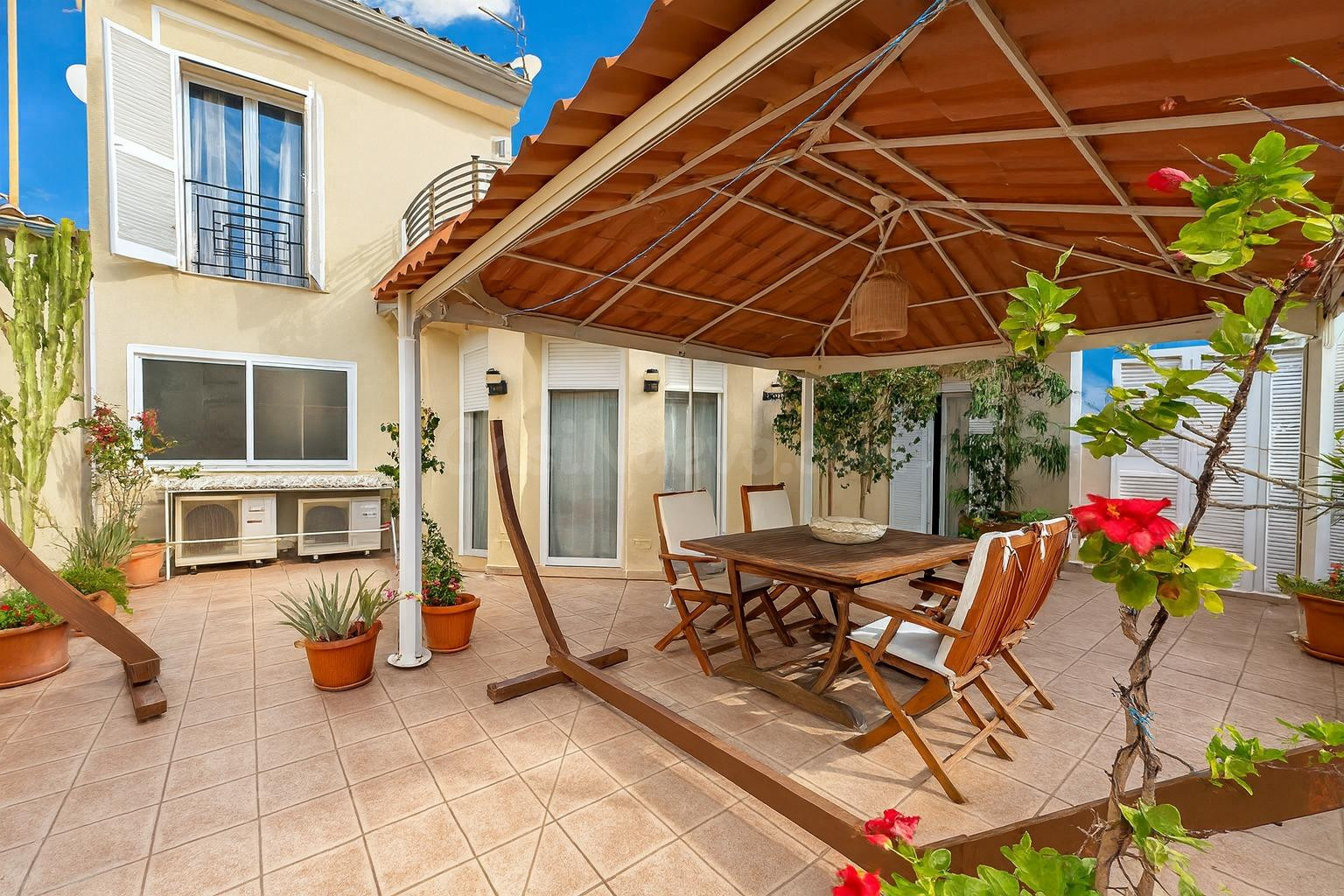 ESPECTACULAR CHALET TIPO DÚPLEX CON VARIAS TERRAZAS Y GARAJE