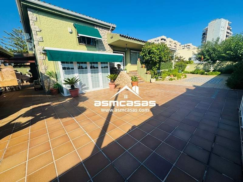 Se vende villa en zona del golf a 200 metros de la playa