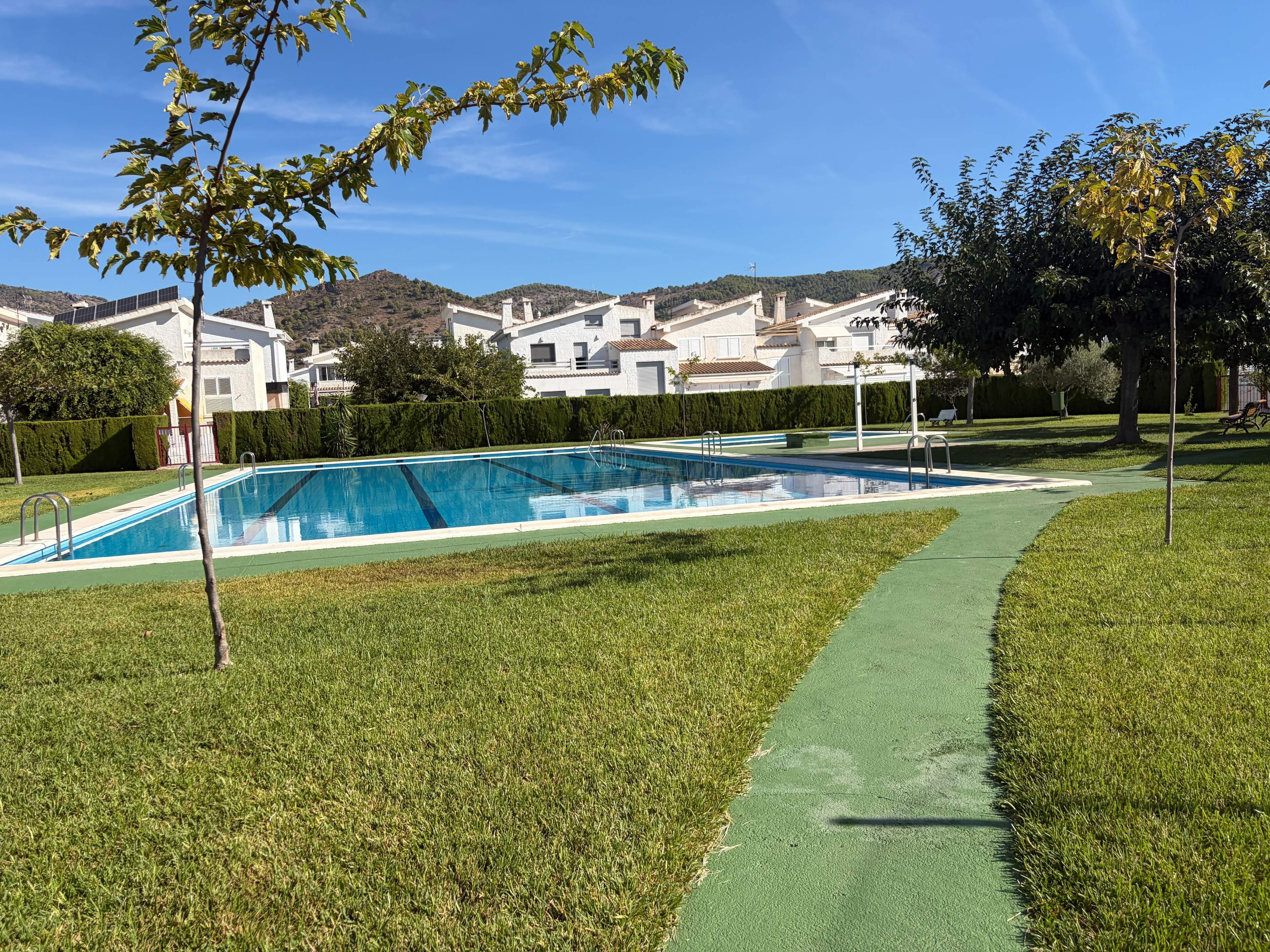 ASMCASAS Alquila bonito adosado en zona Voramar desde Octubre a junio 2027.
