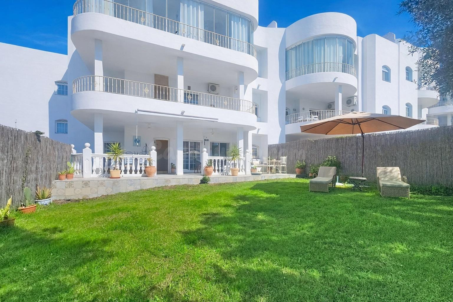 Apartamento en planta baja con jardín en primera línea de golf – Estepona Golf